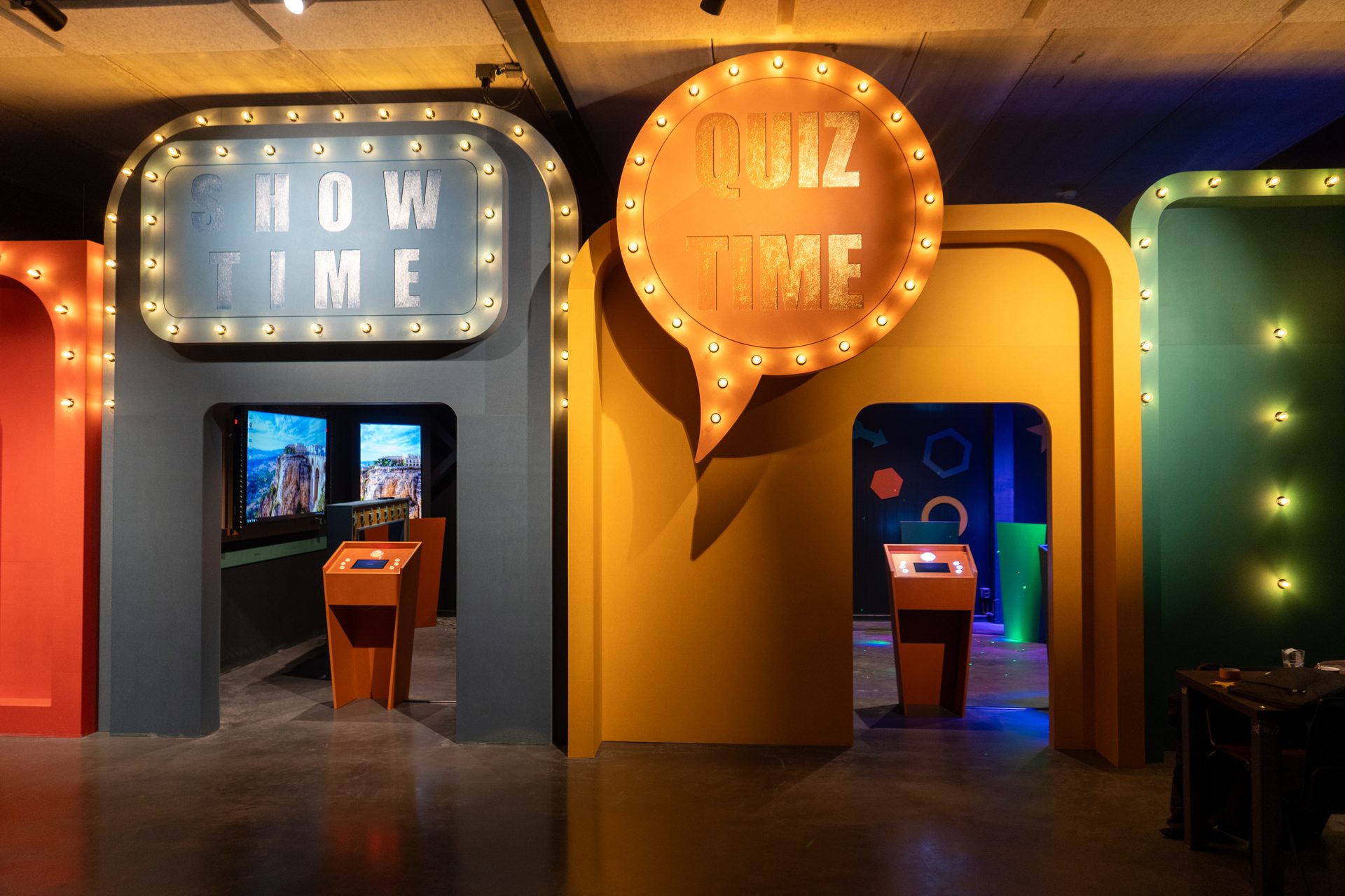 Kleurrijke QuizX Arena-gevel met Show Time- en Quiz Time-kamers