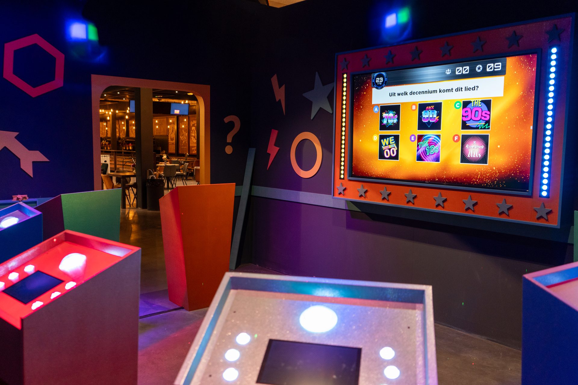QuizX Arena quiz room met bar op de achtergrond