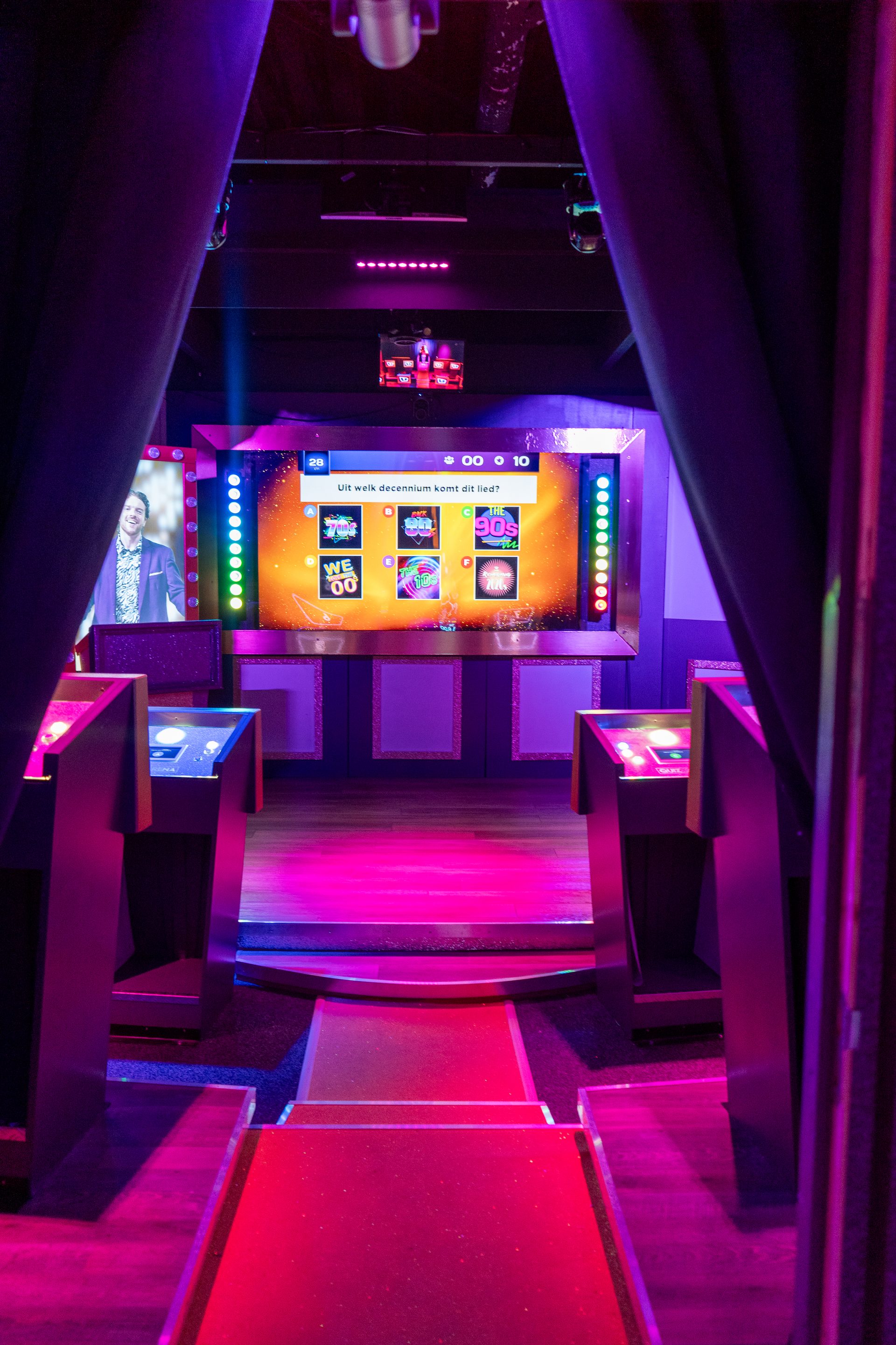 Dramatischer Eingang zum QuizX Arena Quiz Room durch Bühnenvorhänge