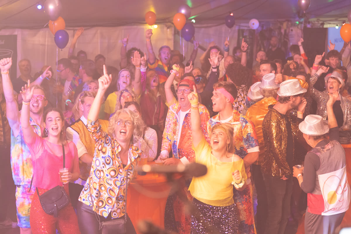 Feesttent-publiek juicht tijdens een QuizX-show