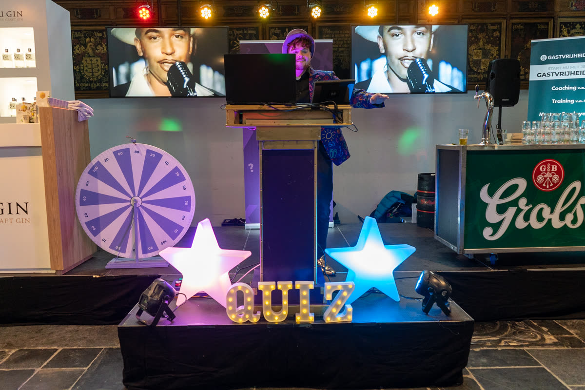 Scène de quiz show avec lettres QUIZ lumineuses