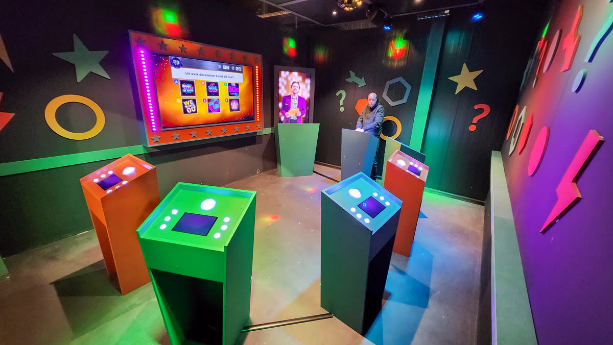 De kleurrijke QuizX Arena quiz room bij Posta7 (De Postwagen) in Tolbert